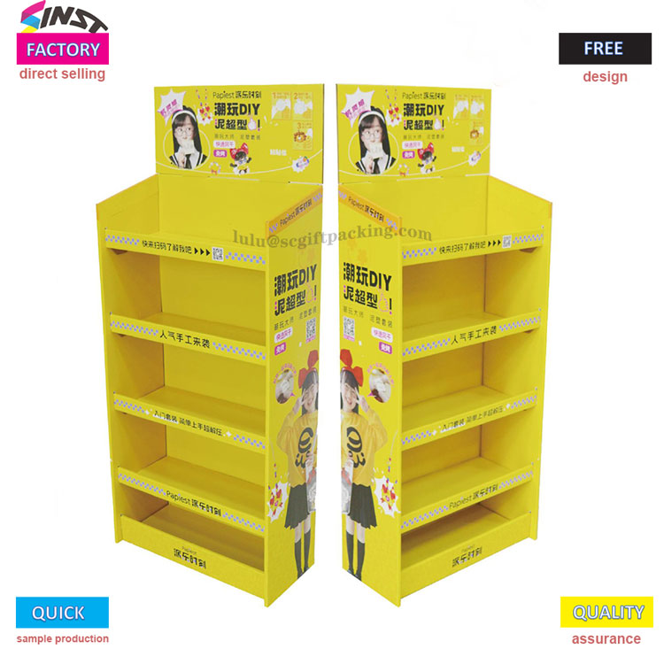 सुपरमार्केट में छोटे पीले कार्डबोर्ड डिस्प्ले रैक में आग लग गई है!