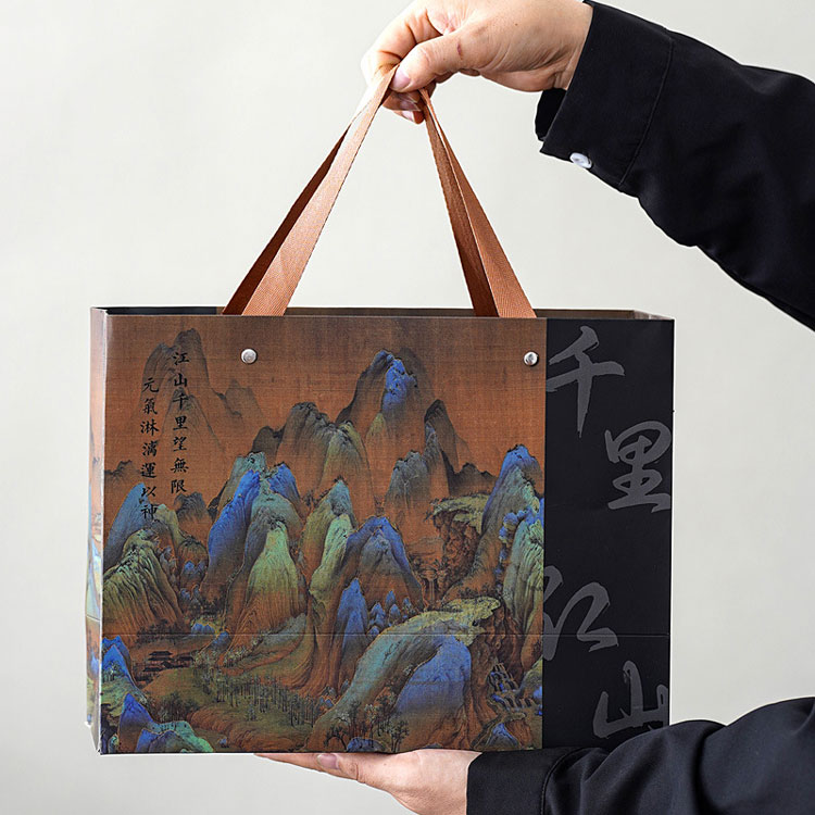 पहाड़ों और नदियों की भावना से ओत-प्रोत एक सिरेमिक मग उपहार बॉक्स - इसे अपने हाथों में पकड़ने से गर्माहट का एहसास होता है।